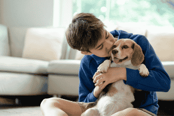 stress bij kinderen kan afnemen door een hond in huis te nemen